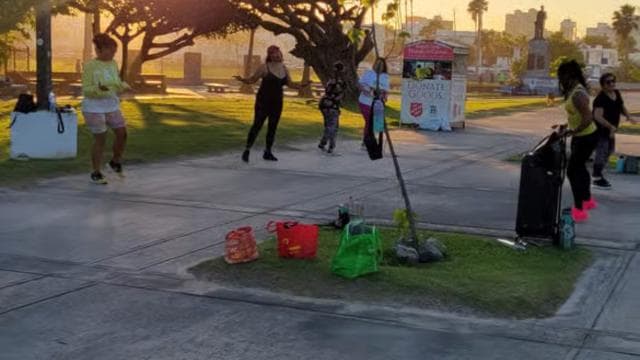 Clase de Zumba Latina en la Playa en San Juan, Puerto Rico - Photo 3 (Gallery view)