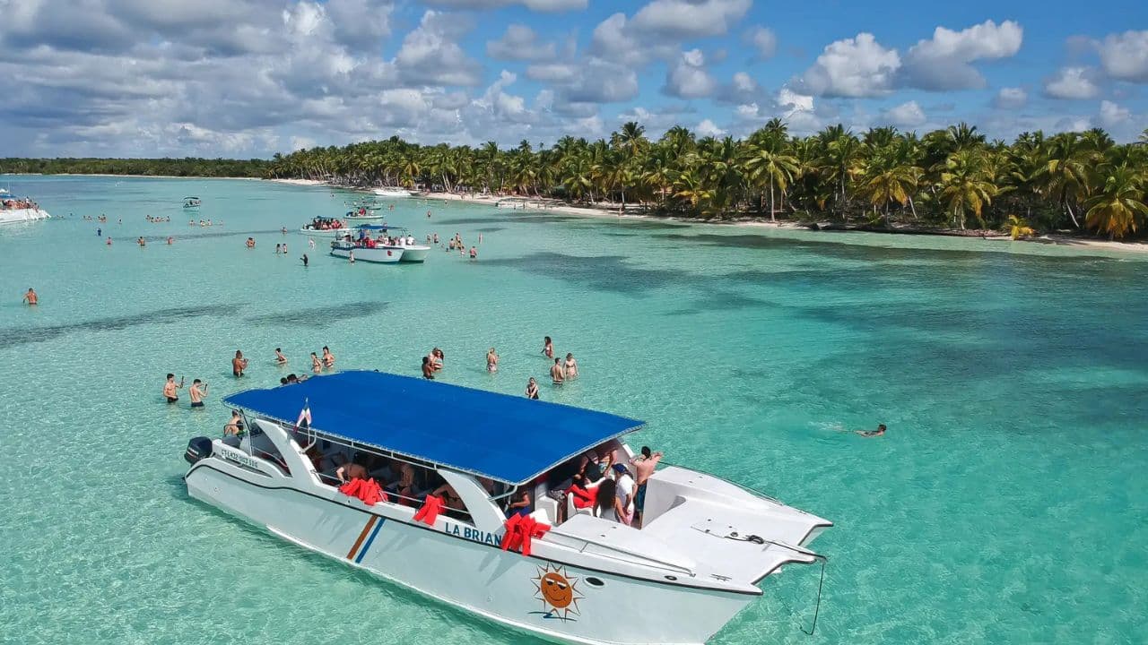 Pivate boat Saona Island Day Trip with Snorkeling and Lunch - Photo 3 (Gallery view)