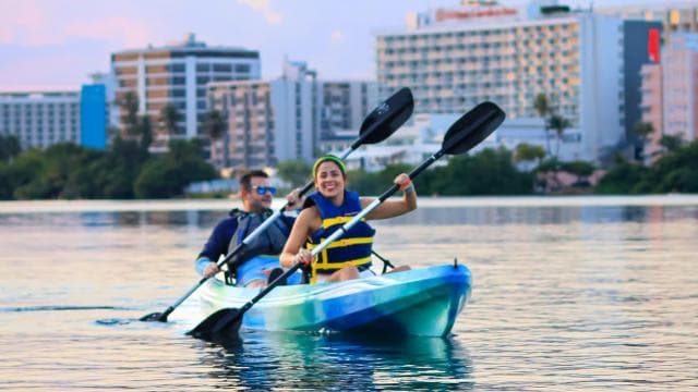 San Juan: Sunset Glow Kayak Tour and Salsa Experience - Photo 5 (Gallery view)