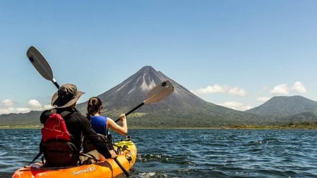 La Fortuna: gita guidata in kayak sul Lago Arenal con frutta - Photo 2 (Gallery view)
