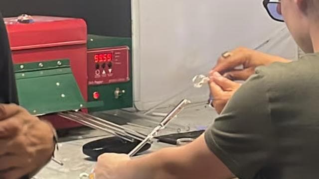 San Juan: Glassblowing Class and Studio Tour - Photo 3 (Gallery view)